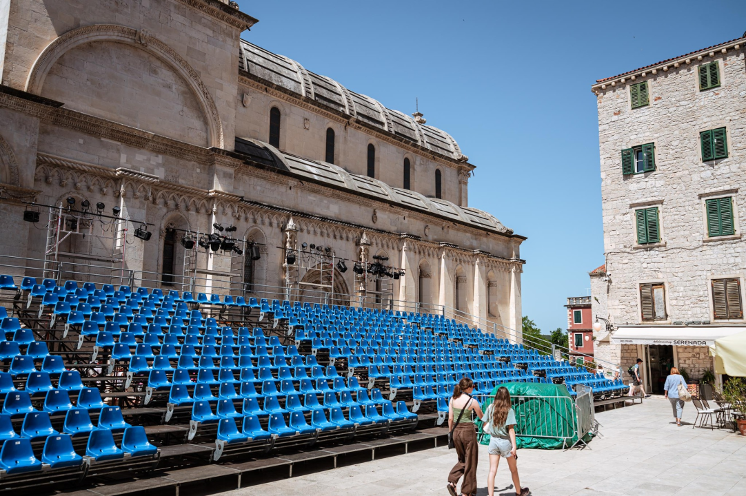 Festivalski duh stiže u Šibenik: Postavljene tribine ispred katedrale poslužile i za bijeg od vrućina