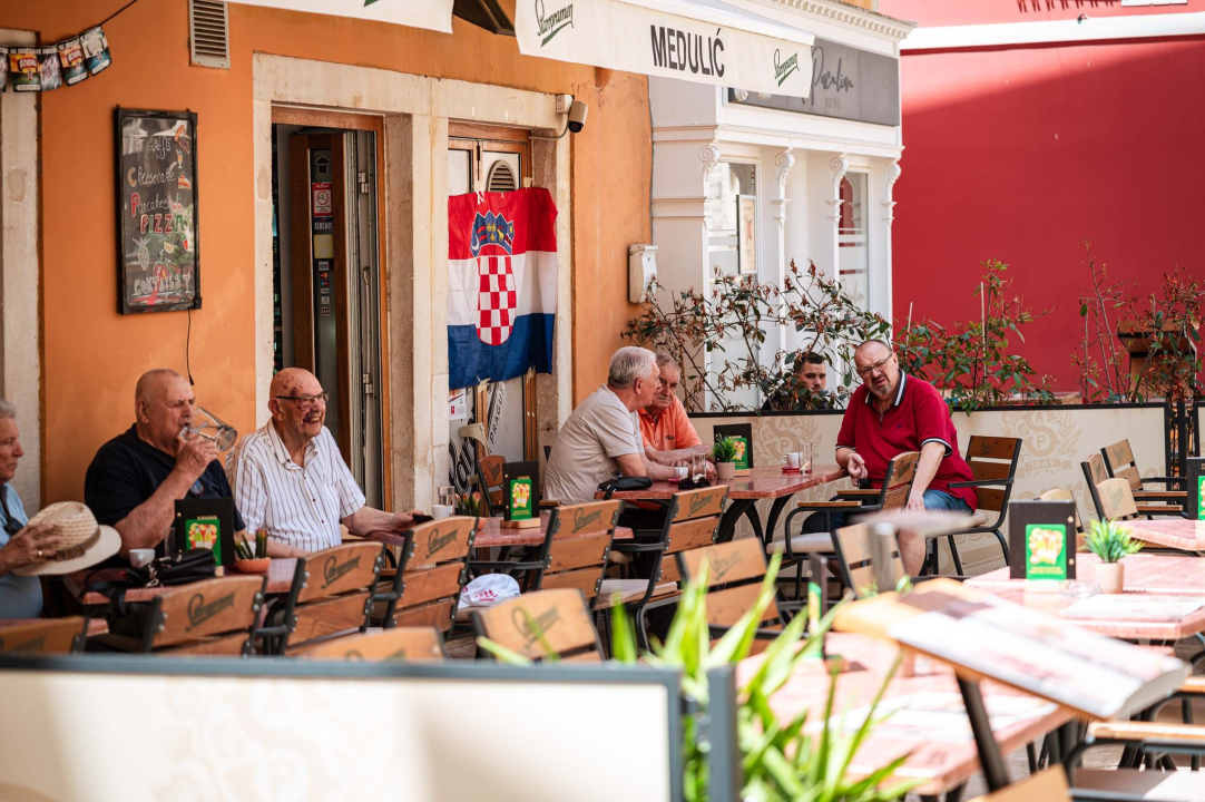 FOTO (Pre)malo hrvatskih trobojnica na šibenskim kućama i zgradama na Dan državnosti