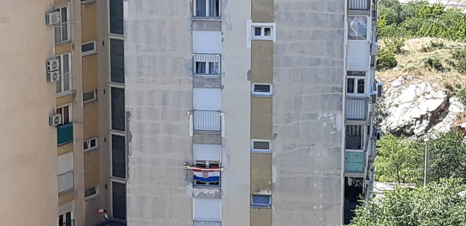 FOTO (Pre)malo hrvatskih trobojnica na šibenskim kućama i zgradama na Dan državnosti