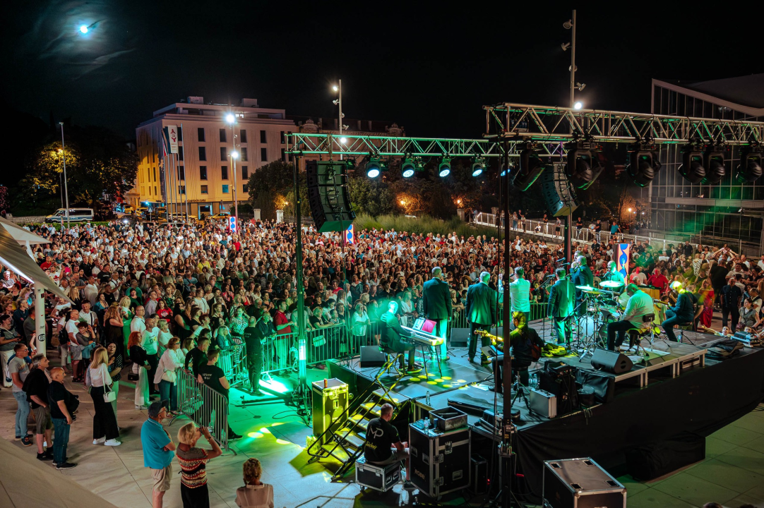 FOTO Klapa Intrade pjevala pred punom Poljanom na Dan državnosti