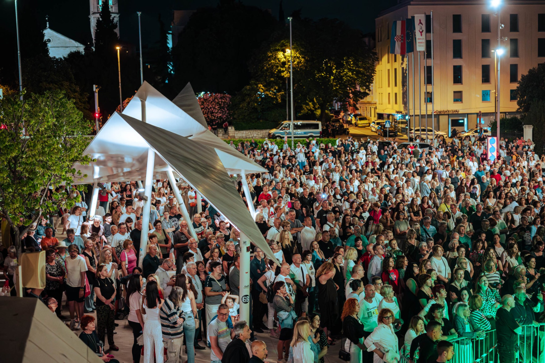FOTO Klapa Intrade pjevala pred punom Poljanom na Dan državnosti
