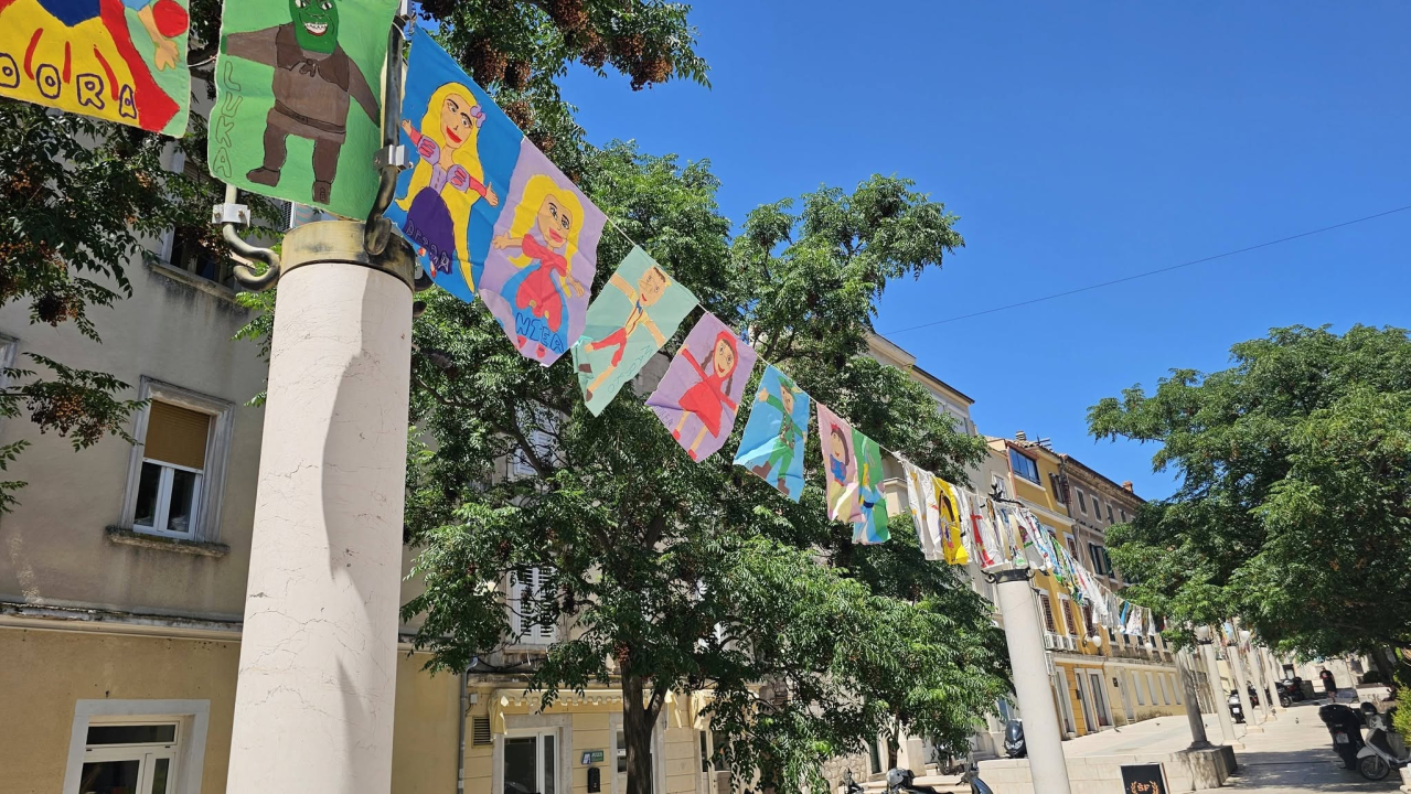 Kad se Šibenikom zavijore zastavice s dječjim crtežima, znamo što nam je 'iza ugla'