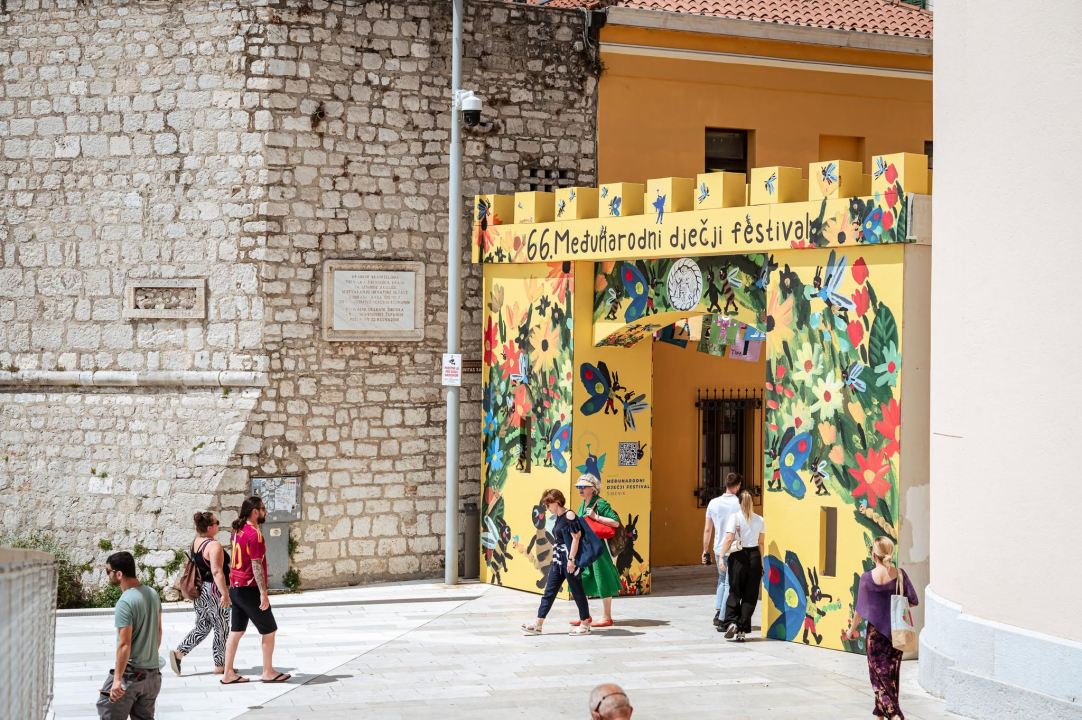 Postavljena festivalska vrata