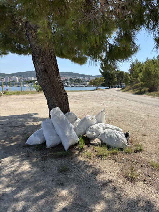 Smeće s pogledom na Šibenik: Volonteri vrijedno čiste, a otpad u uvali Dumboka opet se gomila