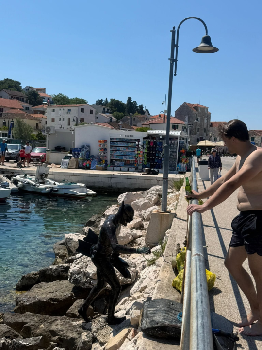 Volonteri svih generacija udružili snage u akciji čiščenja obale i plaža Rogoznice