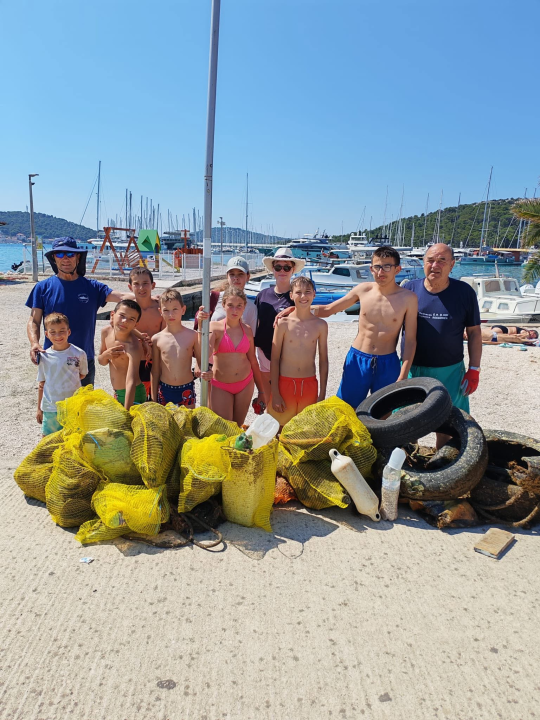 Volonteri svih generacija udružili snage u akciji čiščenja obale i plaža Rogoznice