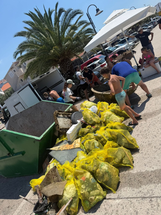 Volonteri svih generacija udružili snage u akciji čiščenja obale i plaža Rogoznice