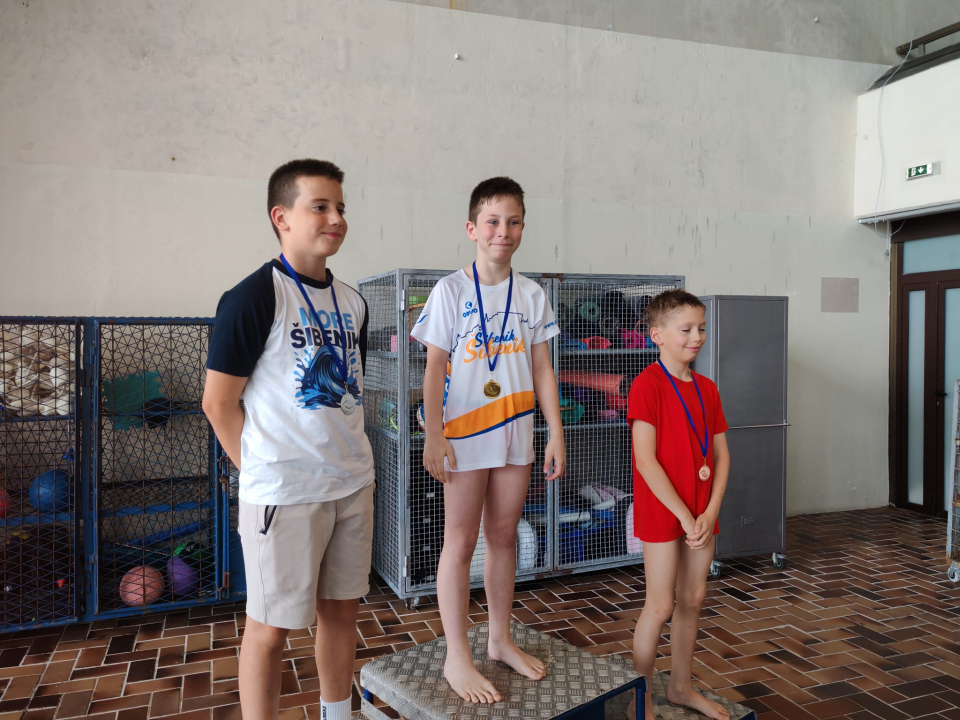 FOTO Najmlađim plivačima Šibenika 10 medalja na splitskoj otvorenoj ligi