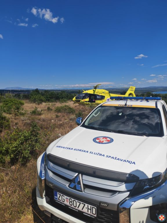 Biciklistica teško ozlijeđena na nepristupačnom terenu: U akciji spašavanja sudjelovali šibenski HGSS, DVD Skradin i helikopter