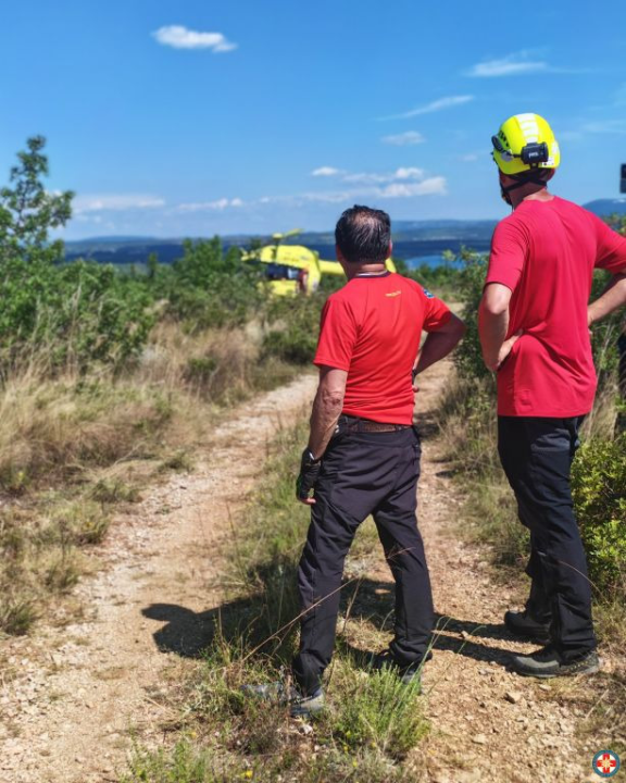 Biciklistica teško ozlijeđena na nepristupačnom terenu: U akciji spašavanja sudjelovali šibenski HGSS, DVD Skradin i helikopter