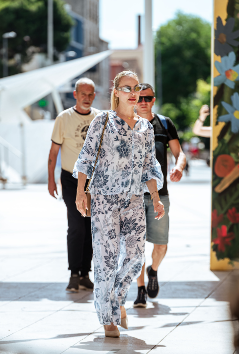 Ljetna moda na ulicama Šibenika: Jednostavne kombinacije koje privlače poglede