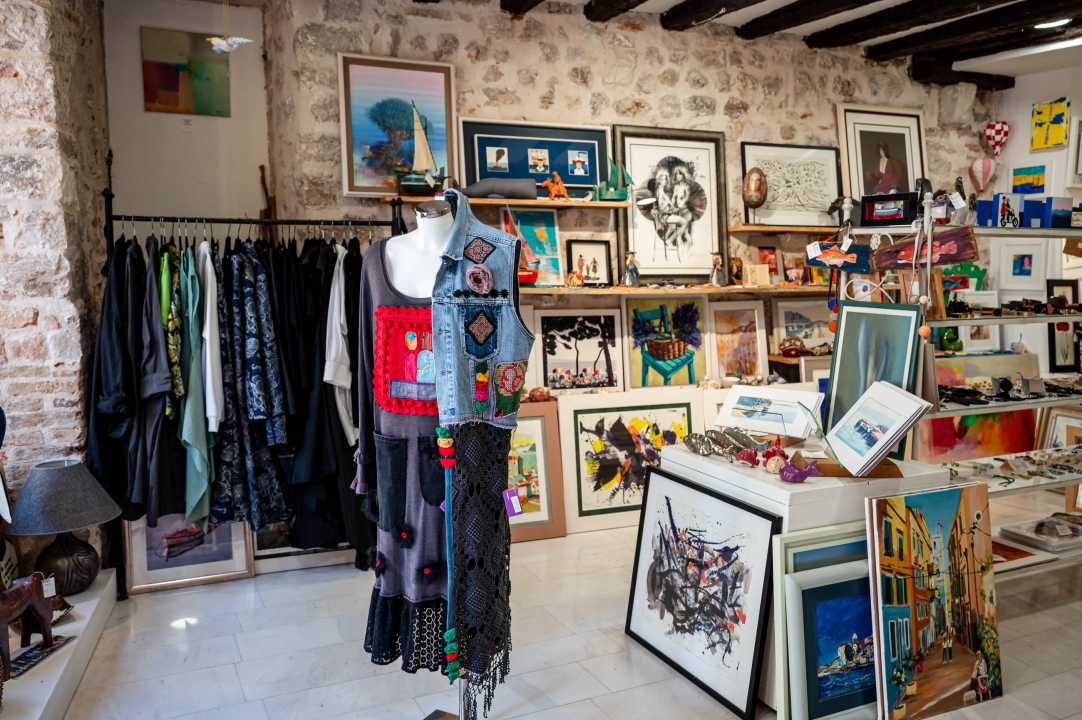 FOTO Tražite umjetninu ili novi ljetni outfit? U Galeriji Juraj Dalmatinac ovog srpnja pronađite oboje!