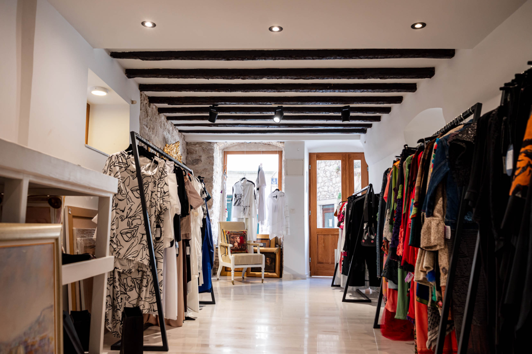 FOTO Tražite umjetninu ili novi ljetni outfit? U Galeriji Juraj Dalmatinac ovog srpnja pronađite oboje!