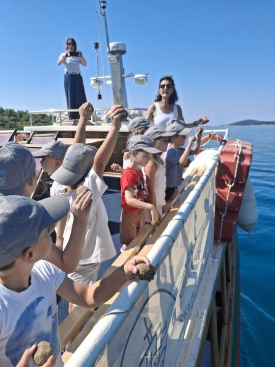 Mališani iz Vodica bacili 750 EM bio-kugli u vodički akvatorij