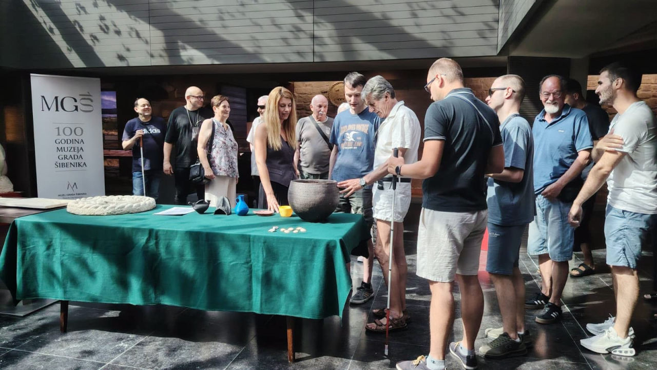 Članovi Udruge slijepih upoznali sadržaje šibenskog muzeja 