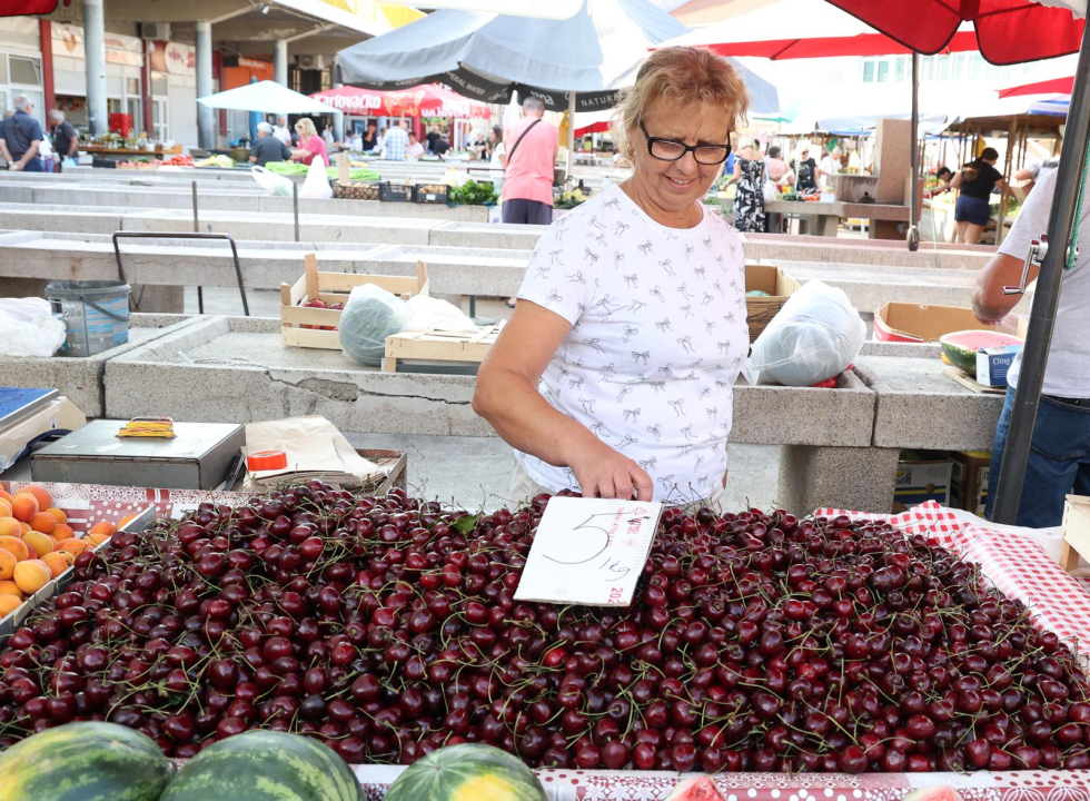Živo jutro na šibenskoj pijaci: Breskve već od eura, domaće pomidore od dva, trešnje pet eura...