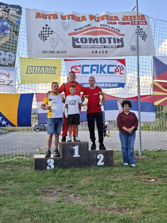 FOTO Vozač AKK Rogoznica Nenad Gržančić sa svojim Fićom do niza postolja u Jajcu