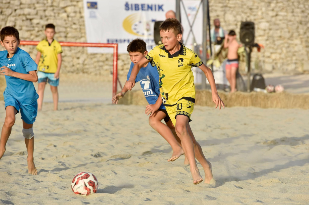 Turnir u nogometu na pijesku održan na gradskoj plaži Banj. Svoje umijeće pokazale četiri ekipe