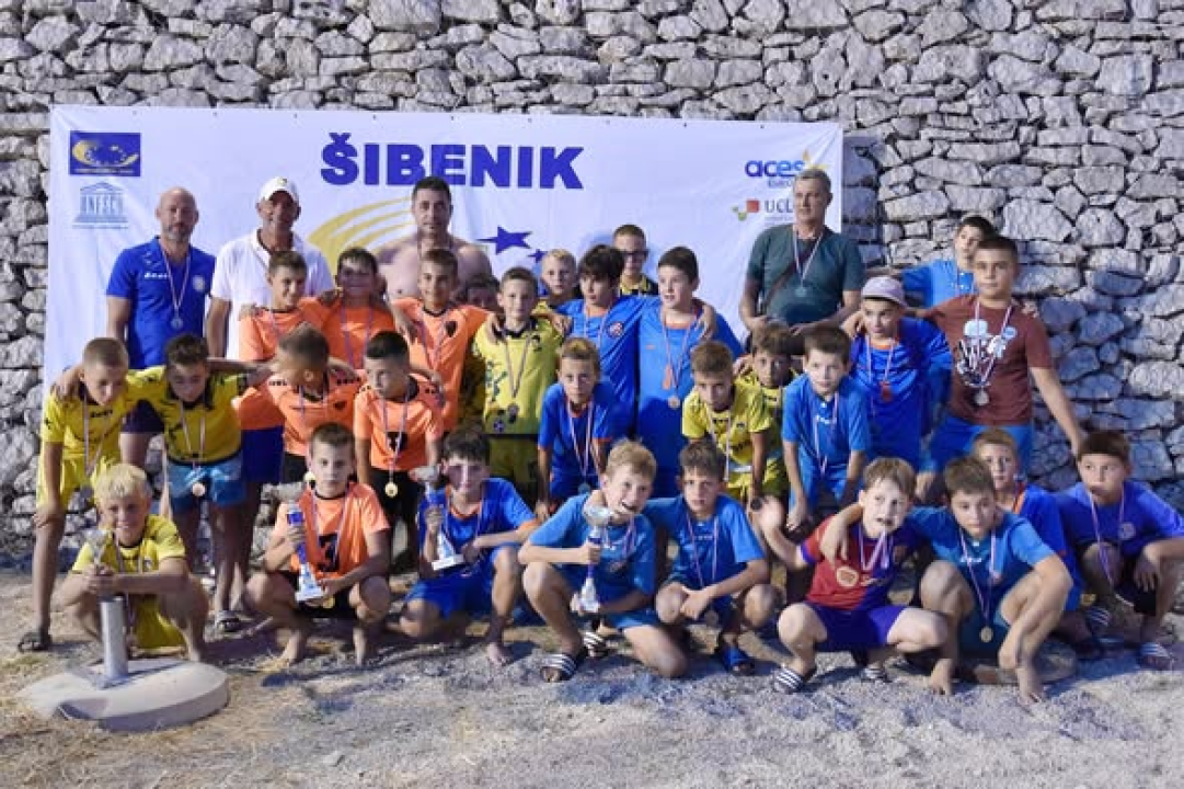 Turnir u nogometu na pijesku održan na gradskoj plaži Banj. Svoje umijeće pokazale četiri ekipe