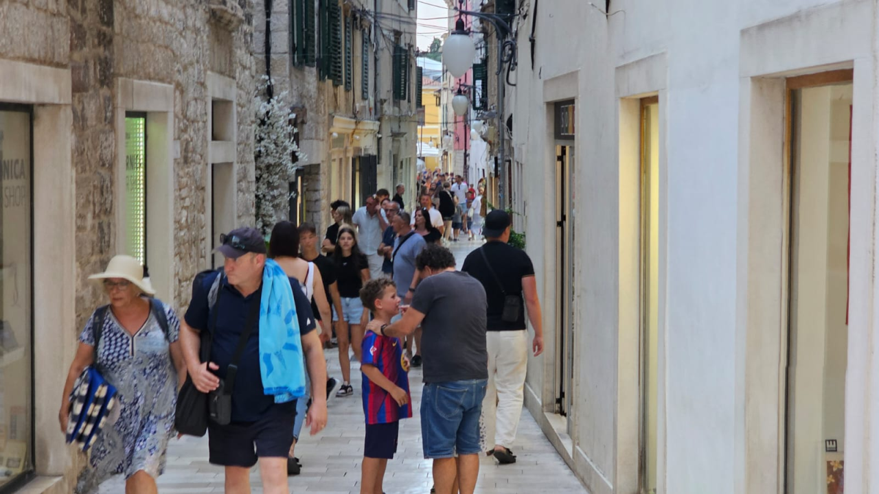 Kao i uvijek, oblaci promijenili planove turista: Umjesto plaže, pohrlili u grad