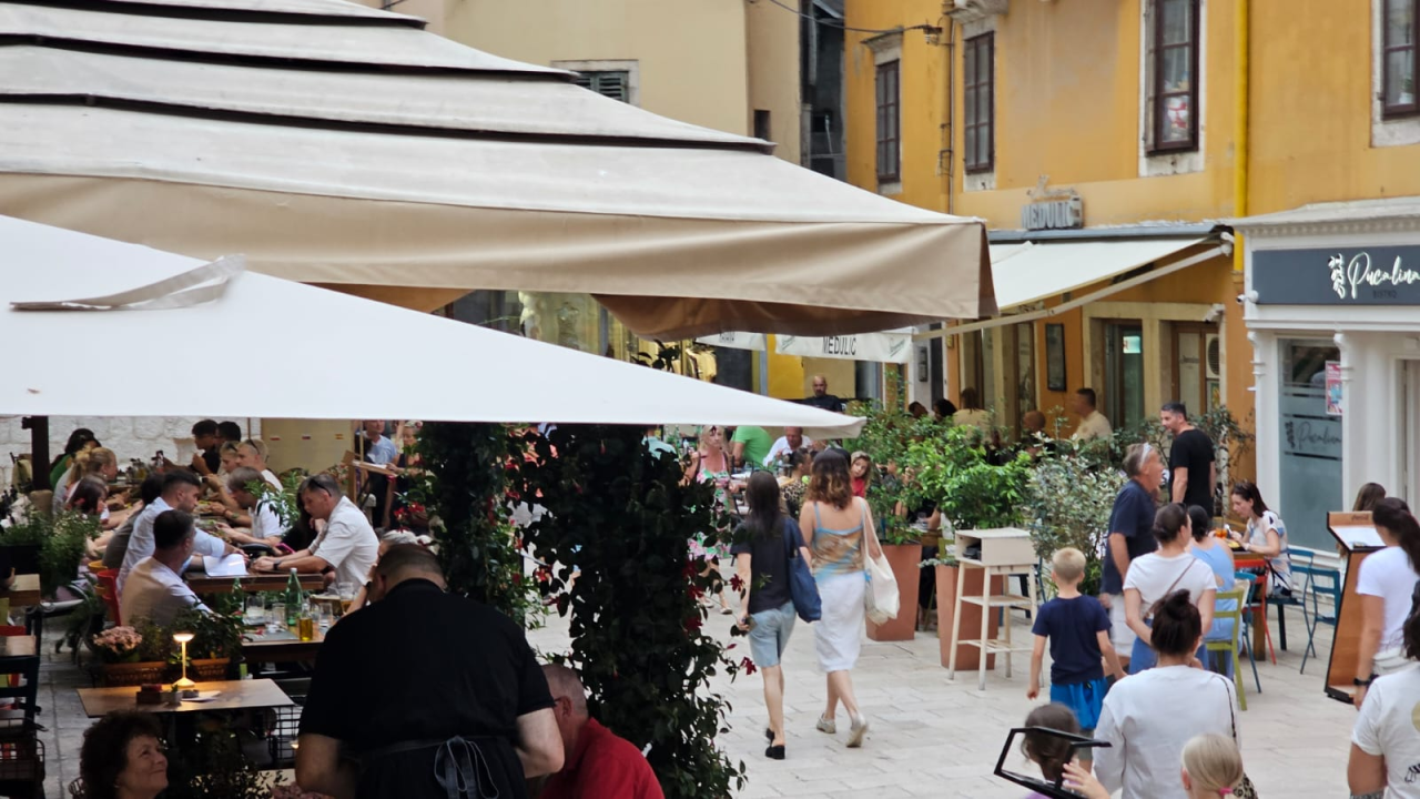 Kao i uvijek, oblaci promijenili planove turista: Umjesto plaže, pohrlili u grad