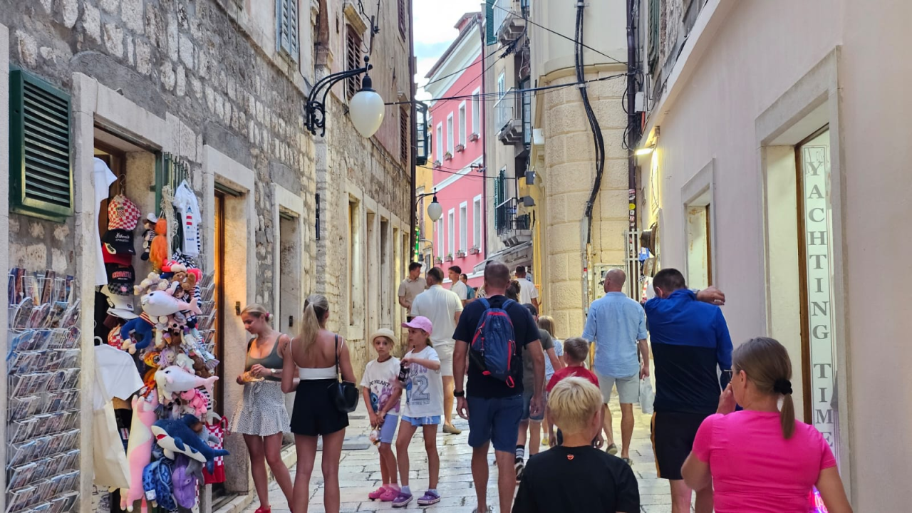 Kao i uvijek, oblaci promijenili planove turista: Umjesto plaže, pohrlili u grad