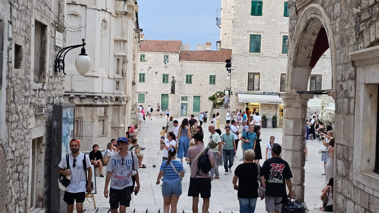 Kao i uvijek, oblaci promijenili planove turista: Umjesto plaže, pohrlili u grad