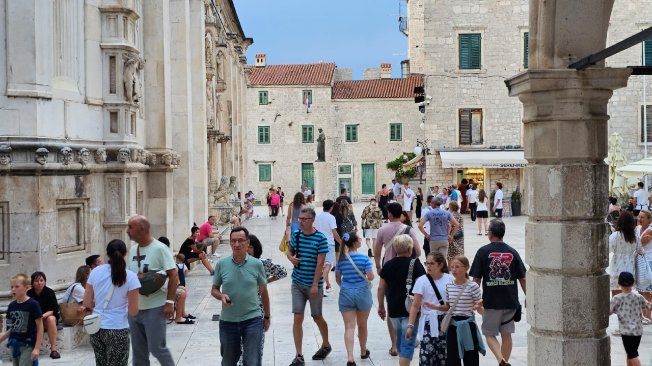 Kao i uvijek, oblaci promijenili planove turista: Umjesto plaže, pohrlili u grad