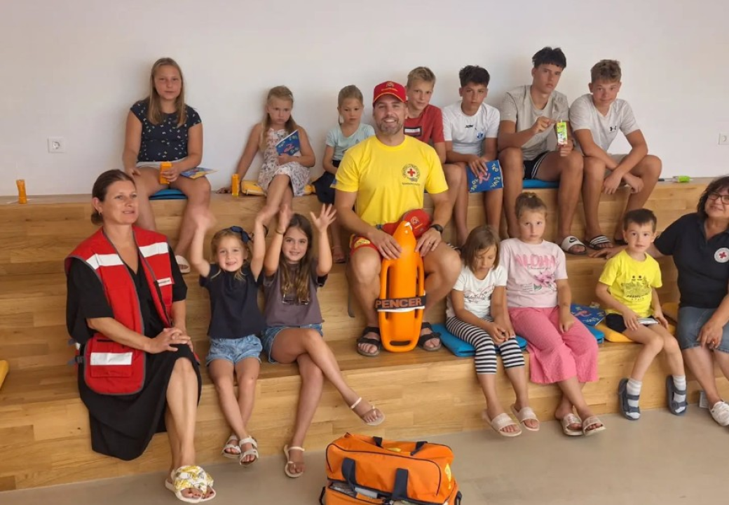 Znanje koje spašava živote: Edukativna radionica o sigurnosti na vodi okupila djecu na Zlarinu