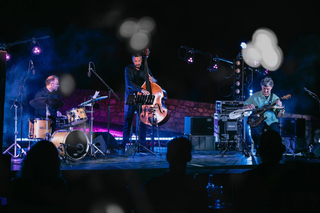Charlie na dvije gitare oduševio Barone: Publika uživala u vrhunskoj jazz večeri