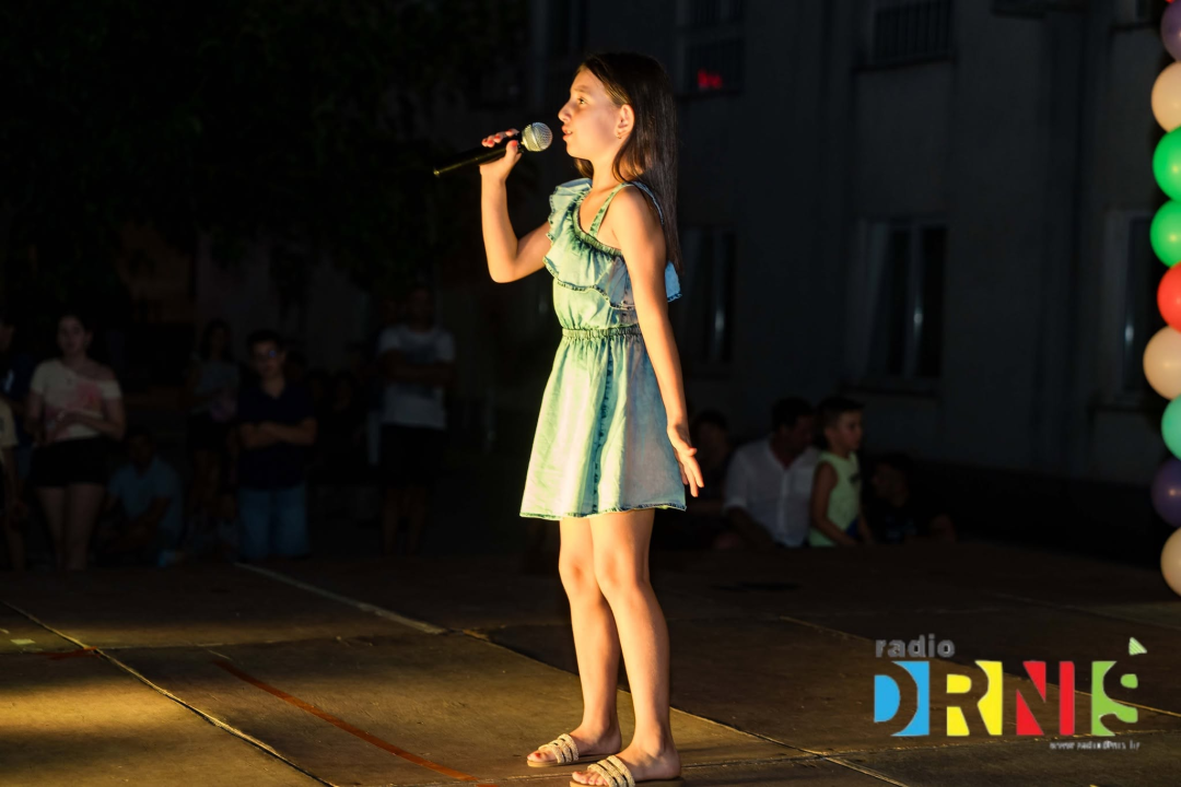 Mladi talenti oduševili: Katarina Trogrlić pobijedila na 6. MiniFEST-u Radio Drniša