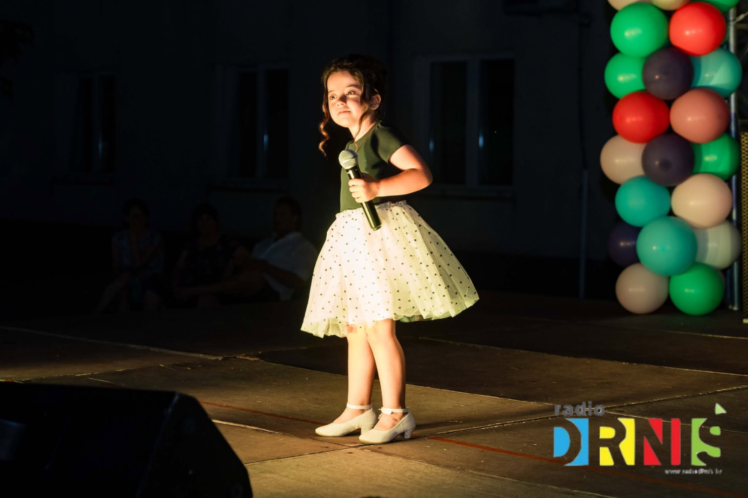 Mladi talenti oduševili: Katarina Trogrlić pobijedila na 6. MiniFEST-u Radio Drniša