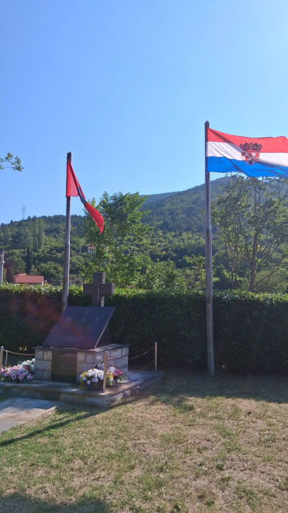 Položeni vijenci i zapaljene svijeće na šest mjesta u Kninu povodom Dana pobjede