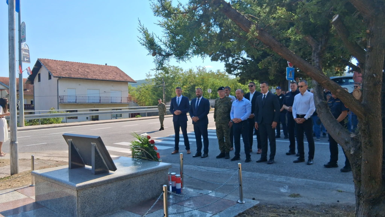 Položeni vijenci i zapaljene svijeće na šest mjesta u Kninu povodom Dana pobjede