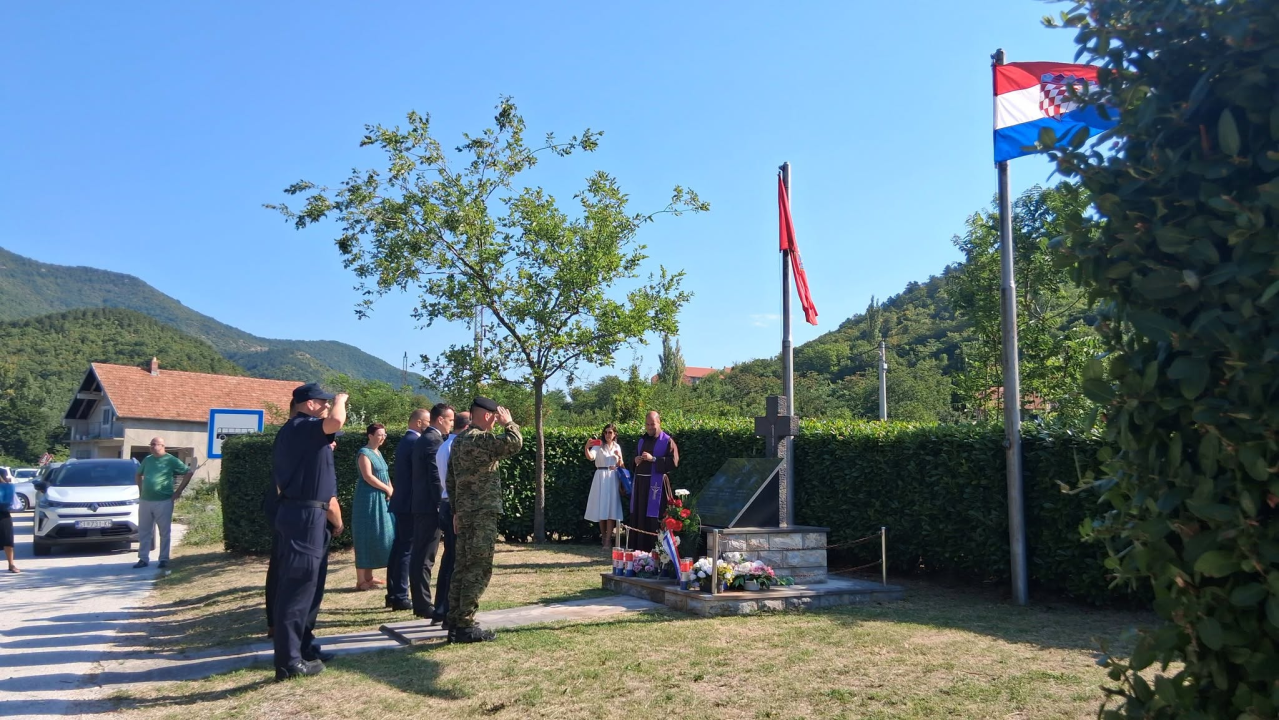 Položeni vijenci i zapaljene svijeće na šest mjesta u Kninu povodom Dana pobjede