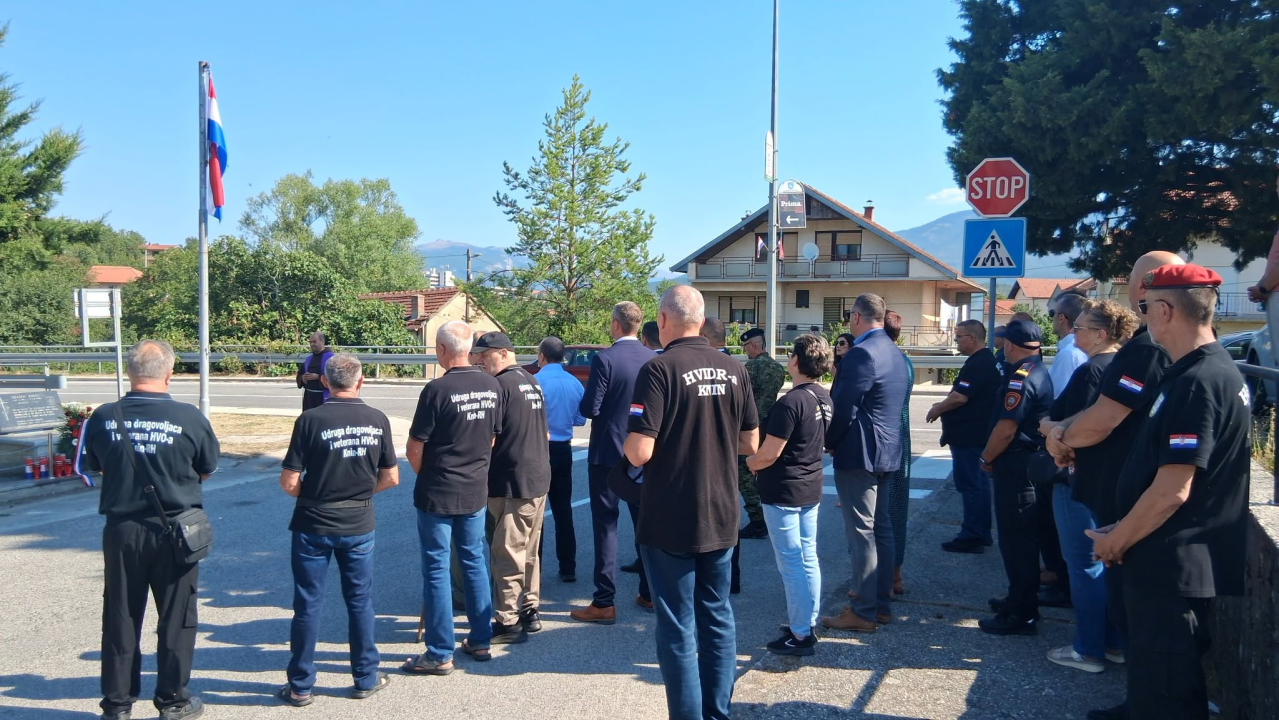 Položeni vijenci i zapaljene svijeće na šest mjesta u Kninu povodom Dana pobjede