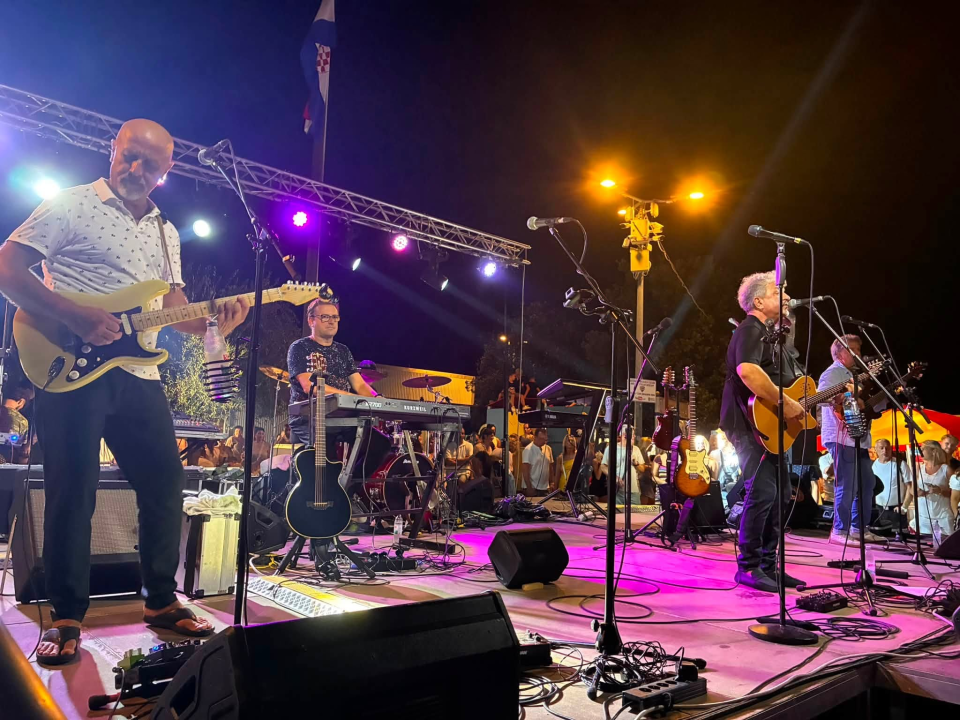 Pirovac svečano obilježio obljetnicu Oluje uz koncert Dalmatina, bakljadu i vatromet
