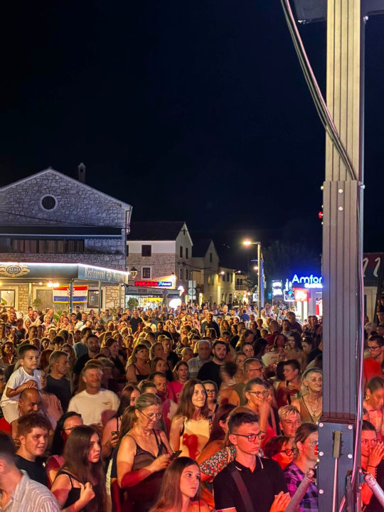 Pirovac svečano obilježio obljetnicu Oluje uz koncert Dalmatina, bakljadu i vatromet
