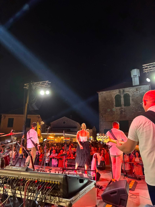 Pirovac svečano obilježio obljetnicu Oluje uz koncert Dalmatina, bakljadu i vatromet