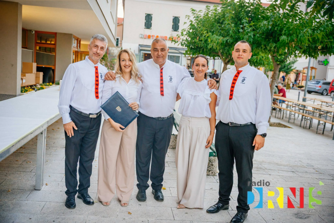 Budnicom i polaganjem vijenaca svečano obilježen Dan pobjede u Drnišu
