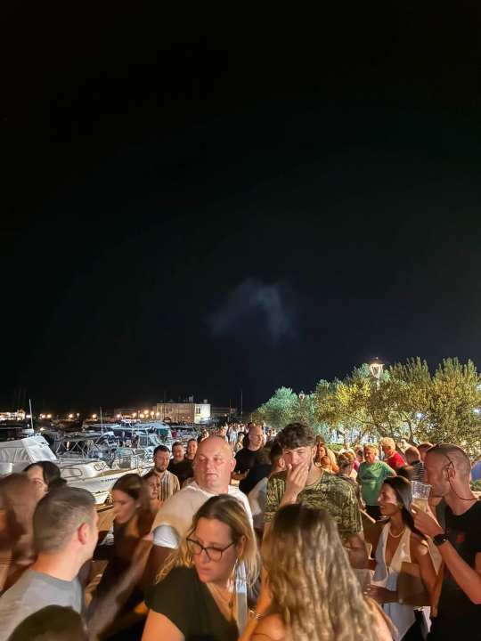 Pirovac svečano obilježio obljetnicu Oluje uz koncert Dalmatina, bakljadu i vatromet