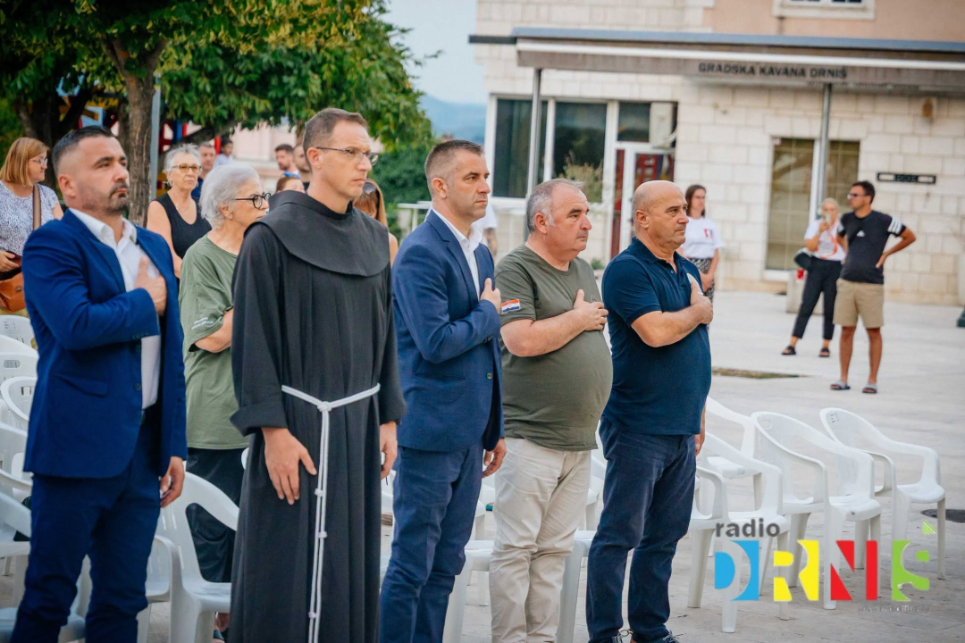 Budnicom i polaganjem vijenaca svečano obilježen Dan pobjede u Drnišu