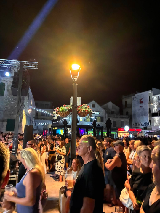Pirovac svečano obilježio obljetnicu Oluje uz koncert Dalmatina, bakljadu i vatromet