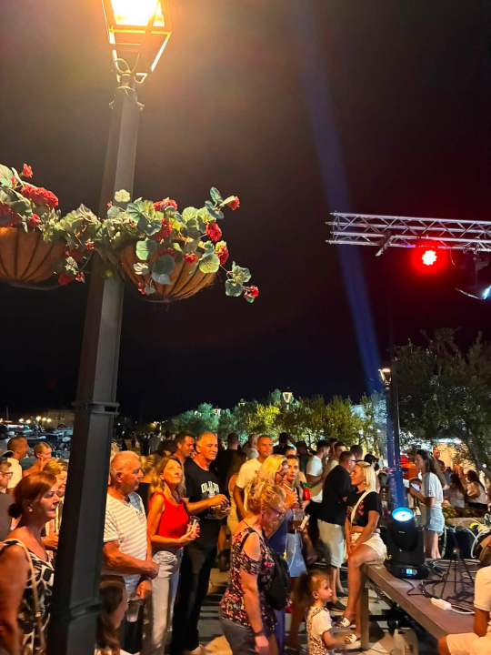 Pirovac svečano obilježio obljetnicu Oluje uz koncert Dalmatina, bakljadu i vatromet