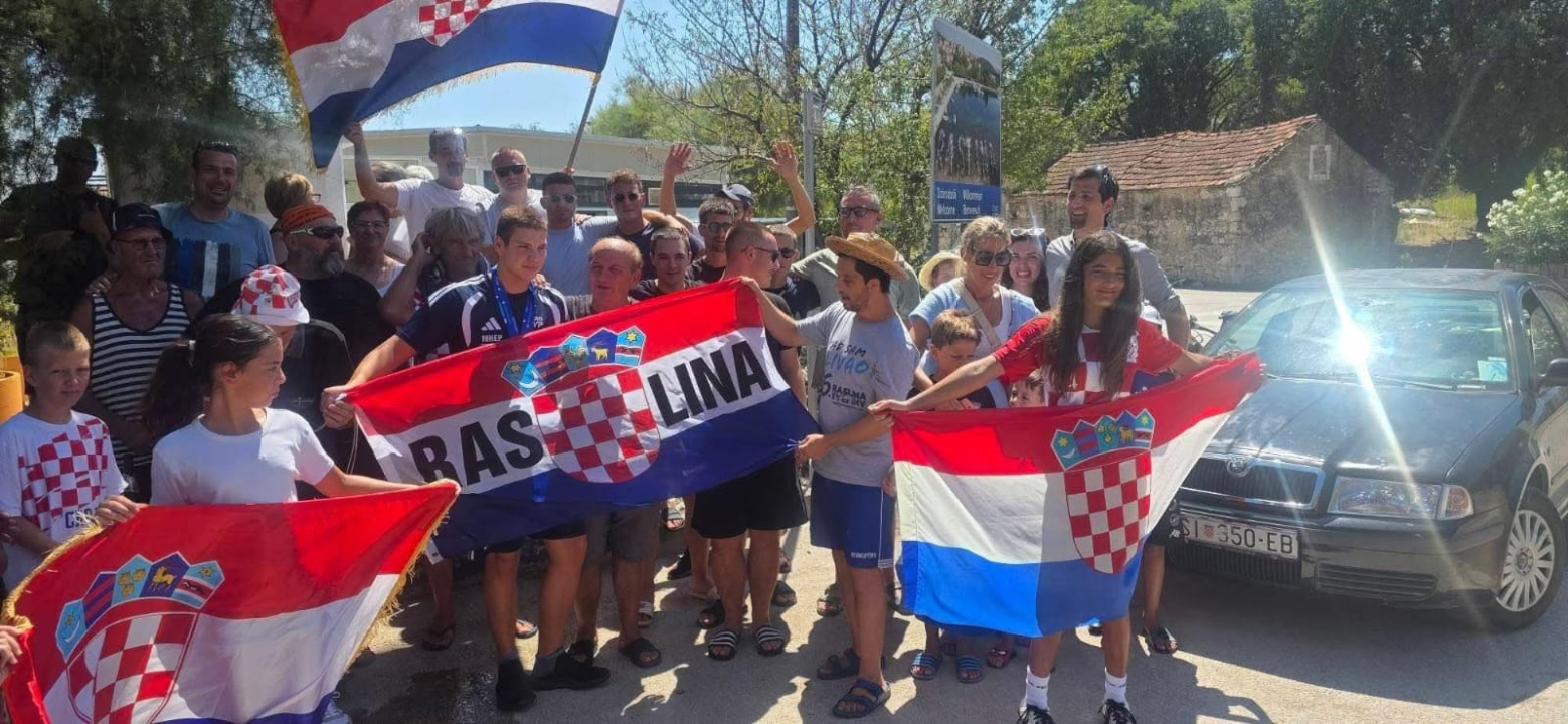 Zlatni vaterpolist Vito Lokas dočekan u Raslini: 'Želimo mu još puno medalja za najdražu boju kapice'