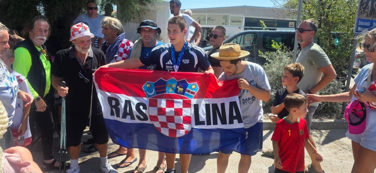 Zlatni vaterpolist Vito Lokas dočekan u Raslini: 'Želimo mu još puno medalja za najdražu boju kapice'