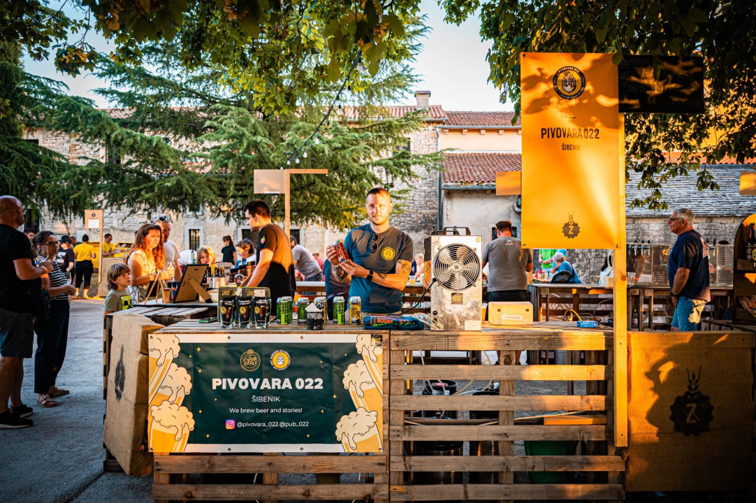 FOTO Beer & Terrace Festival donosi kviz, stand-up, više od 12 vrsta piva i dobru zabavu na Šubićevcu 