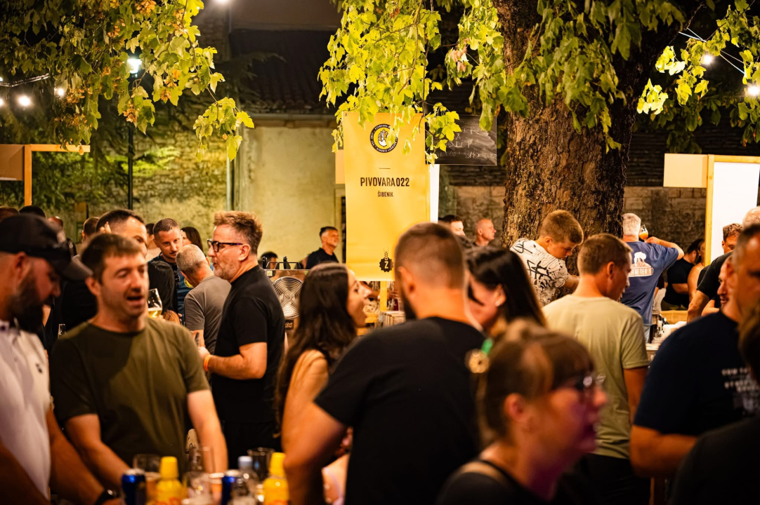 FOTO Beer & Terrace Festival donosi kviz, stand-up, više od 12 vrsta piva i dobru zabavu na Šubićevcu 