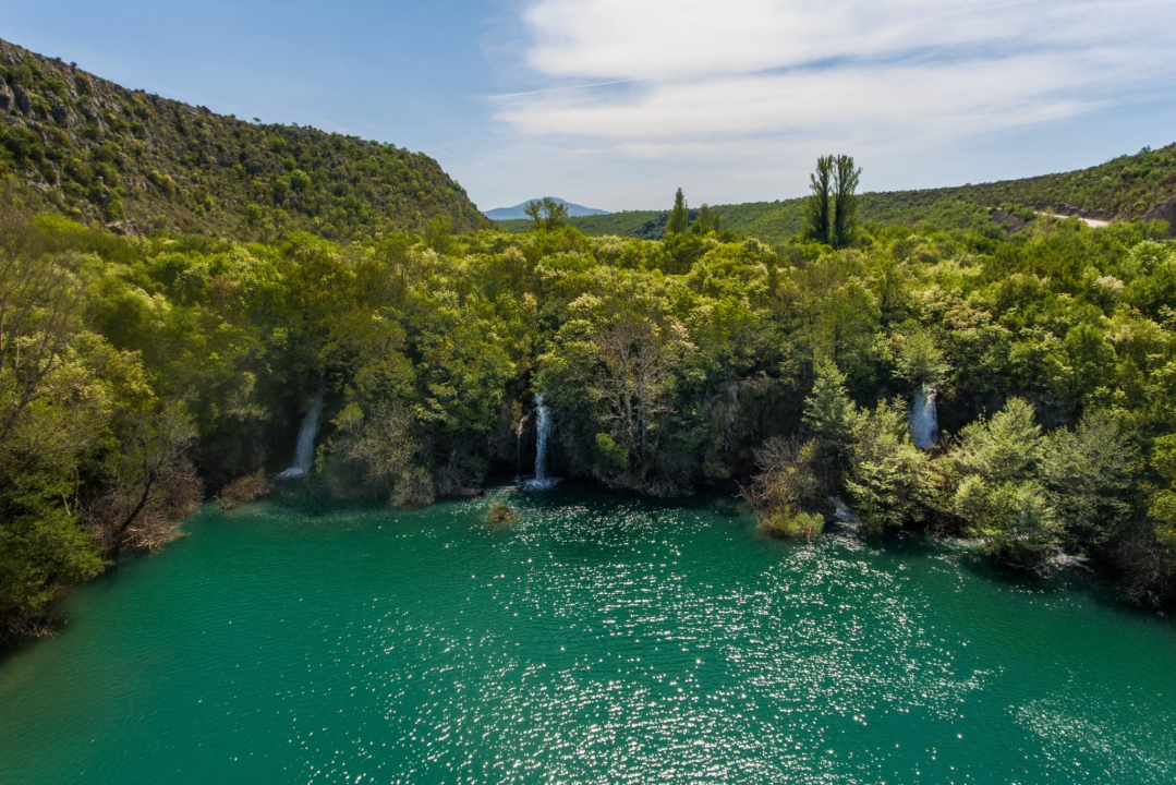 Slap, rimski logor i stara rudarska cesta: Brljan čuva stoljeća povijesti uz Krku