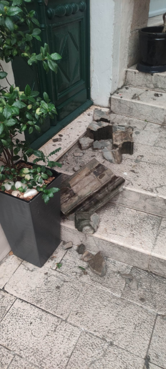Nakon pada kamenja trgovci u centru Šibenika ostali blokirani: 'Nitko nam ništa nije rekao, možemo li danas uopće raditi?'